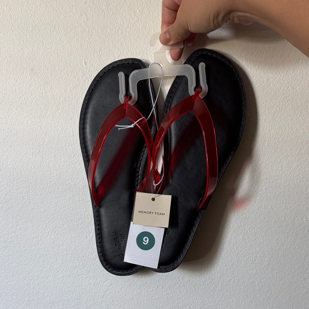 Universal Thread Red and Black thong Sandals size 9